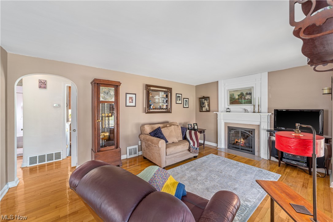 Walter H Tellings Broadfield S - Residential