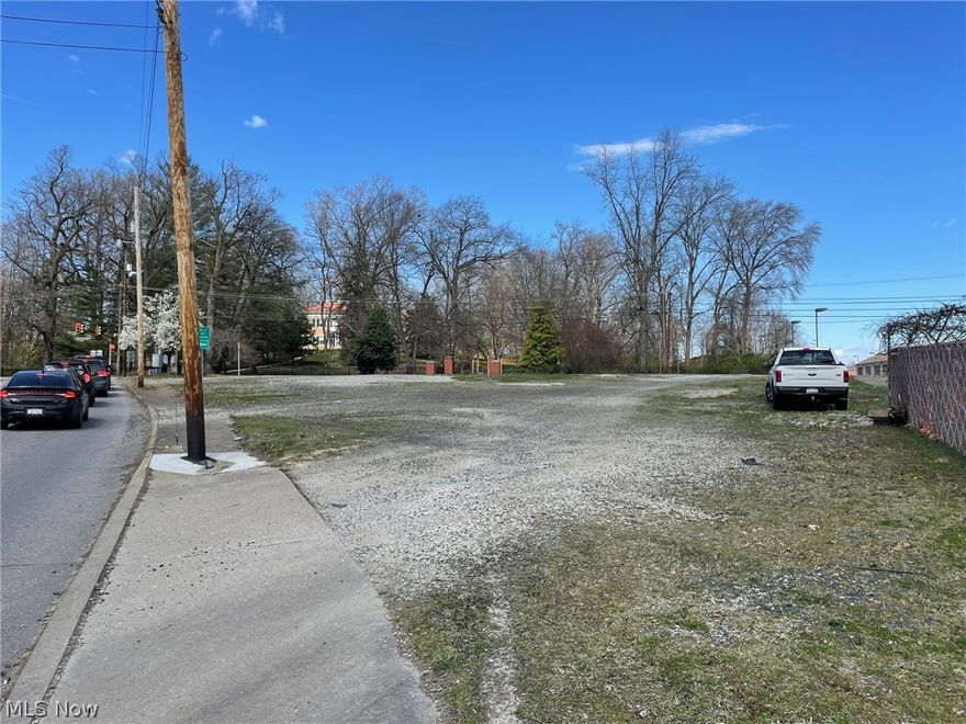 Great location in a High traffic count area that is on the corner of Staunton Ave (Rt47) and 7th Street in Parkersburg, WV 
210 feet of frontage on 7th Street (5,000 AADT) and 286 feet of frontage on Staunton Ave (6500 AADT) Listing includes 6 Parcels / 05-82-01430000, 05-82-01440000, 05-82-01390000, 05-82-01400000, 05-82-01420000, 05-82-01410000. Potential to purchase additional parcels along 7th Street. MLS #'s 5031563 & 5031568.