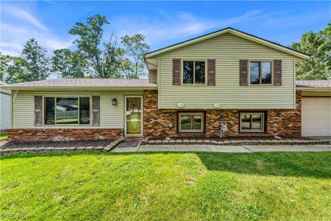 Photo of 14472 S Gateway Drive, North Royalton, OH 44133 (MLS # 5238628)