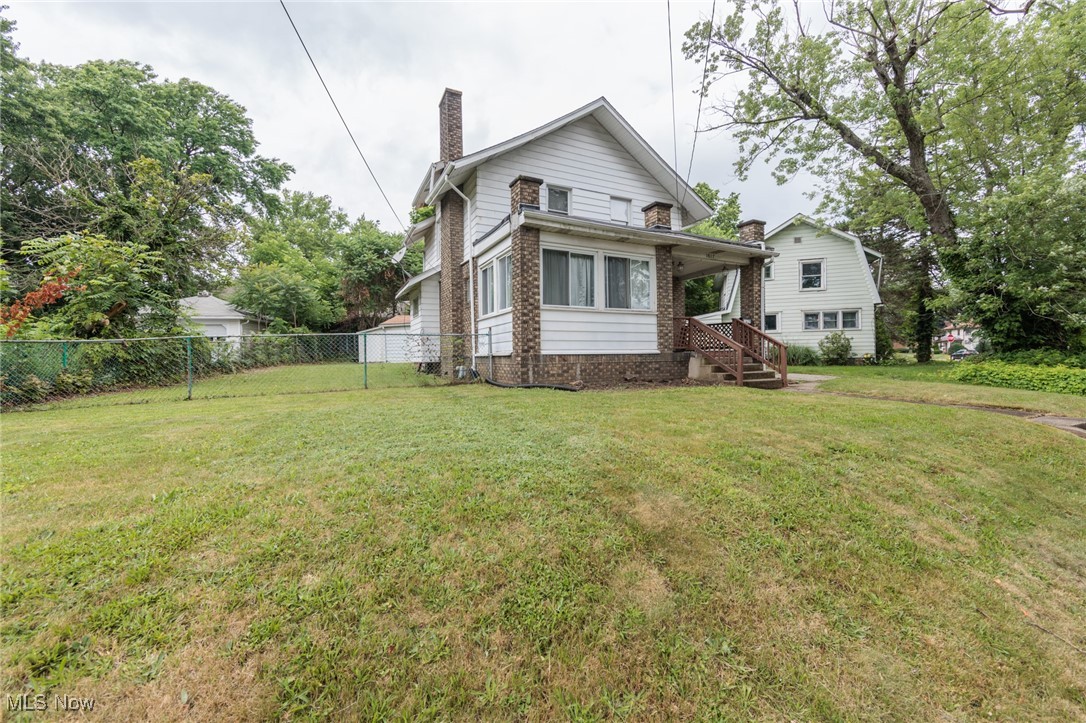 Come check out this perfect starter home in Goodyear Heights! Absolutley nothing more needs done for you to move right in and make it your own. This home is also priced perfectly to purchase as a cashflowing rental. Schedule your showing today before it's gone!