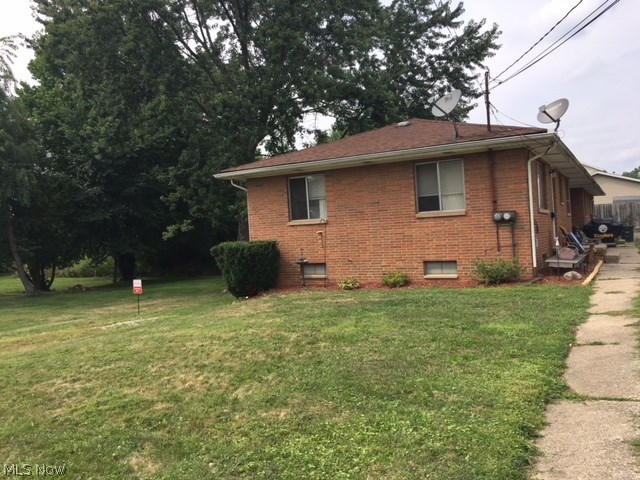 Great Ellet duplex! Brick home with a shared, attached garage in between the units. Each side has a living room, eat-in kitchen, full bath, 2 bedrooms and a full basement. On one side there is a second 3 piece bath in the basement. Harwood floors in both units. Right side water heater 1 year old. Empty corner lot behind property adds additional privacy. Both units occupied.
2519 room dimensions
living room 17x11
kitchen 14x8
bedroom 12x10
bedroom 12x9
2521 room dimensions
living room 15x11
kitchen 15x11
bedroom 11x9
bedroom 11x8