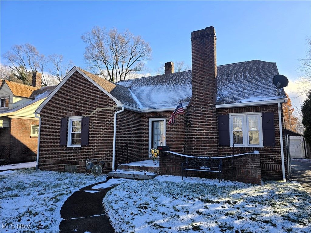 Photo of 15 Vermont Avenue, Youngstown, OH 44512 (MLS # 5174673)