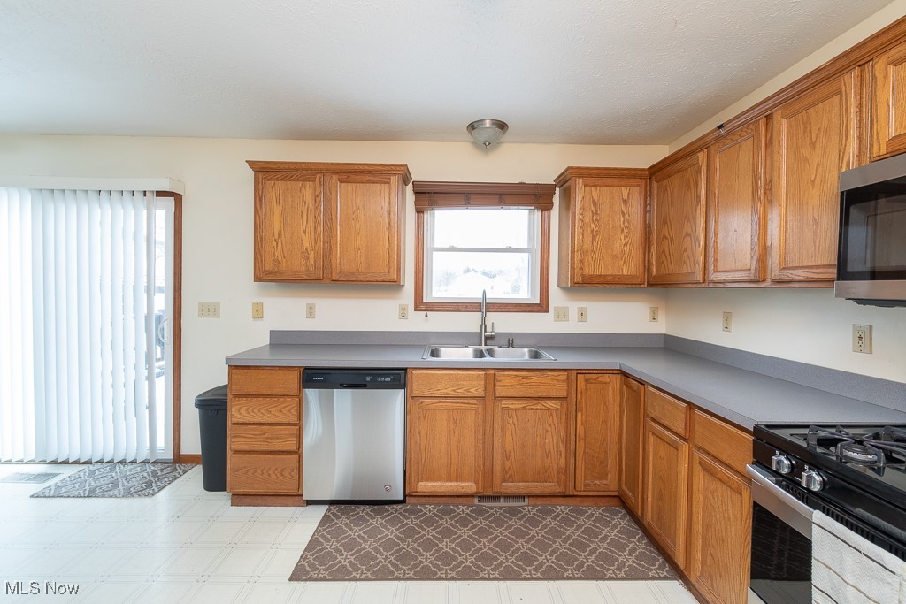 223 Finch Drive, Elyria, Ohio image 10