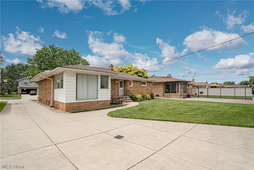 Photo of 7635 Tamiami Drive, Parma, OH 44134 (MLS # 5219431)