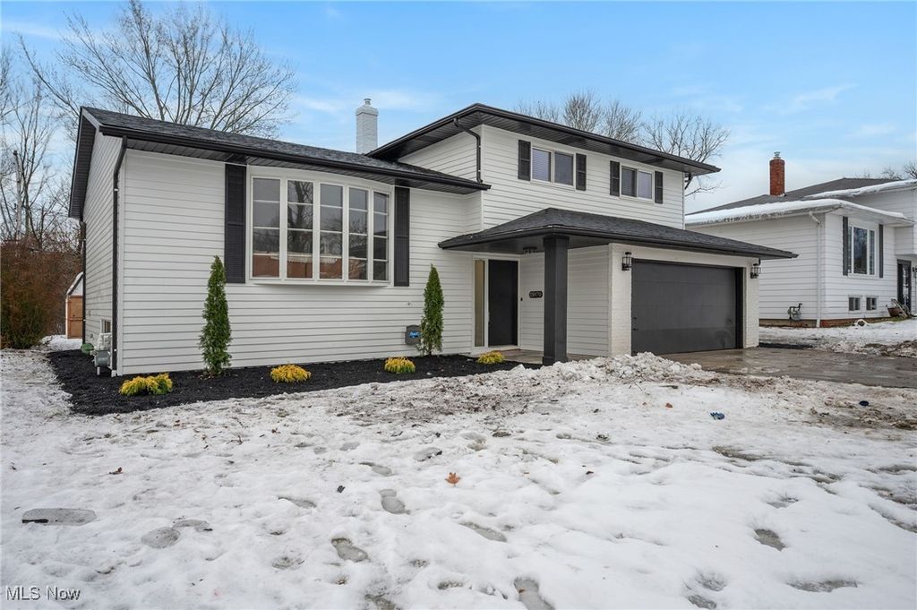 Photo of 25970 Cambridge Drive, Bedford Heights, OH 44146 (MLS # 5175786)