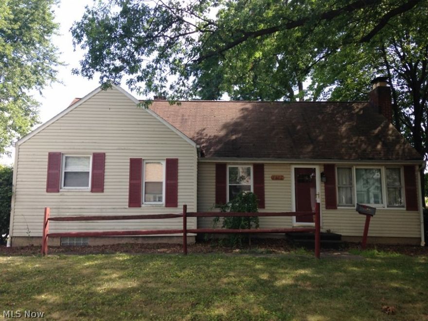 Great Location!!! 1.5 story,Vinyl sided bunaglow, Covered patio/deck, Fireplace in Living room, Double lot
Furnace and A/C gone