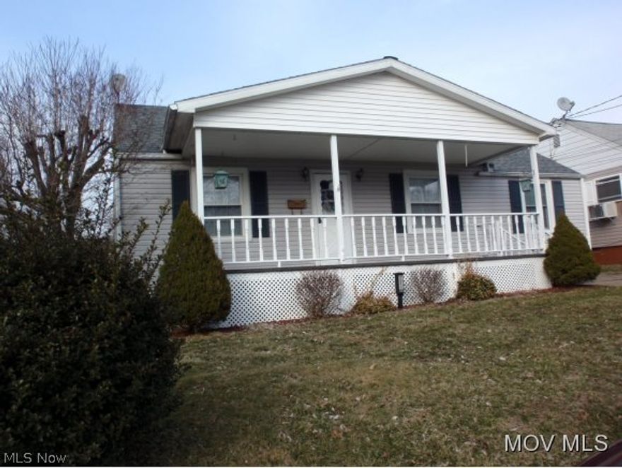 Move in ready - completely updated with newer windows, HVAC & kitchen appliances. Fresh paint, carpet and laminate floors covering complete this neat & clean home.  P543  SB  Elem: Worthington Elementary School  Elem/Bus: N  JrHigh: Hamilton Jr. High School  JrHigh/Bus: N  High: Parkersburg High  High/Bus: N  Fire: CIT  Police: CTY  PossFreeGas: N  ;SQFT=Fin L1:880, Fin Bsmt:0, Fin Above:880, Fin Total:880, Unfin Above:0;PRKG= Off Street