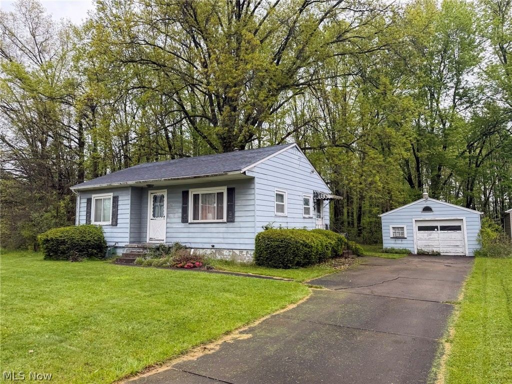 Photo of 572 Comstock Street NW, Warren, OH 44483 (MLS # 5208962)