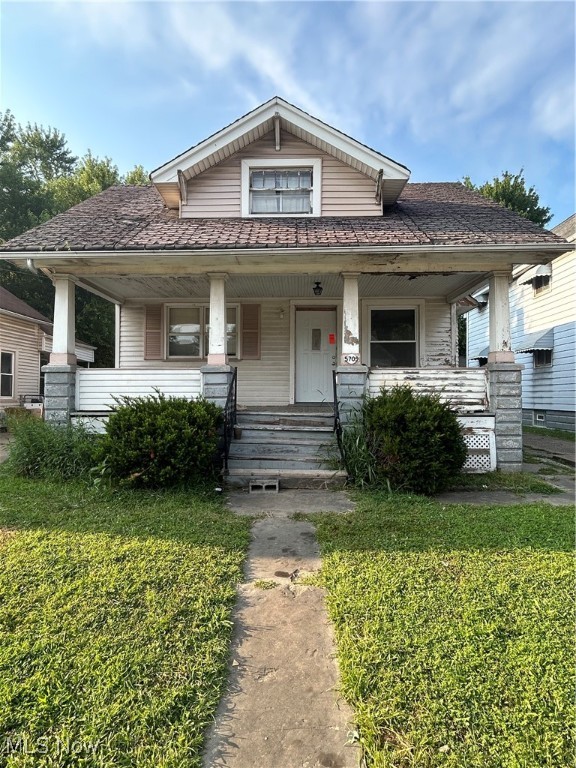 Hey, investors!! It's time to hustle on over to Huss Avenue!! This bodacious bungalow boasts three bedrooms, two bathrooms, and a host of fetching features!! Come snatch it up today!!