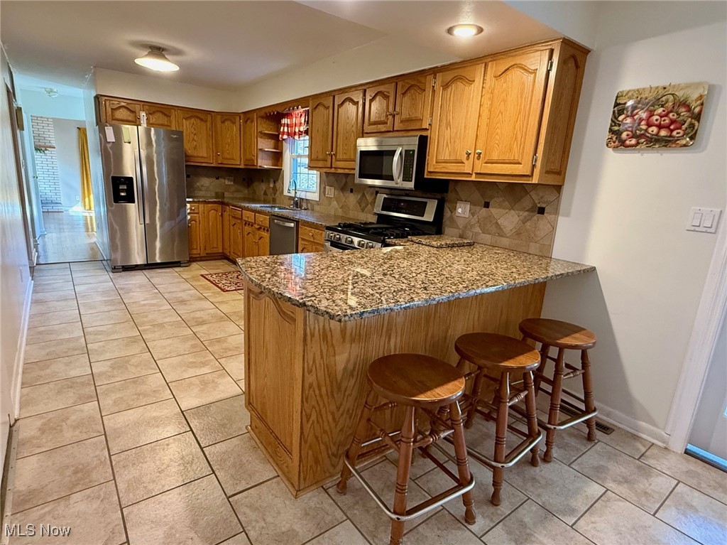 Main image without alt text