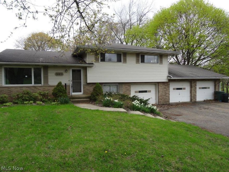 Great opportunity close to the heart of Hartville!  3BR/2BA split with a 3 car attached garage, large back yard, close to everything!  Needs some TLC, serious inquiries only, cash/renovation loans only considered.  Brokers see remarks prior to showing.