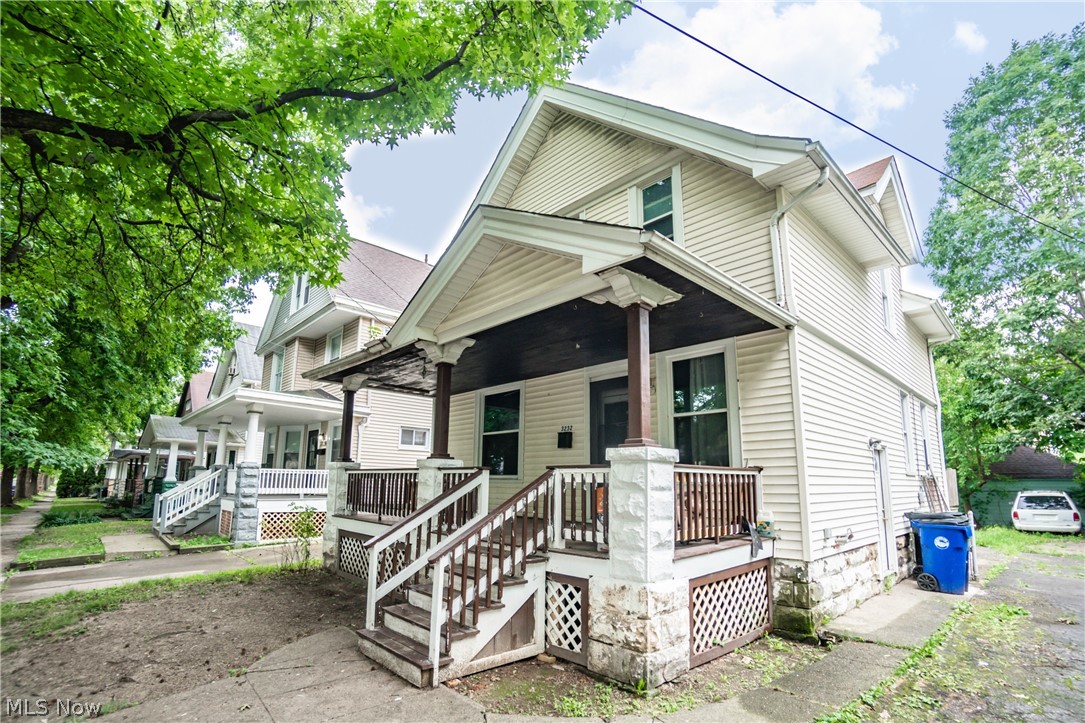 Elizabeth & Roland Pletschers - Residential
