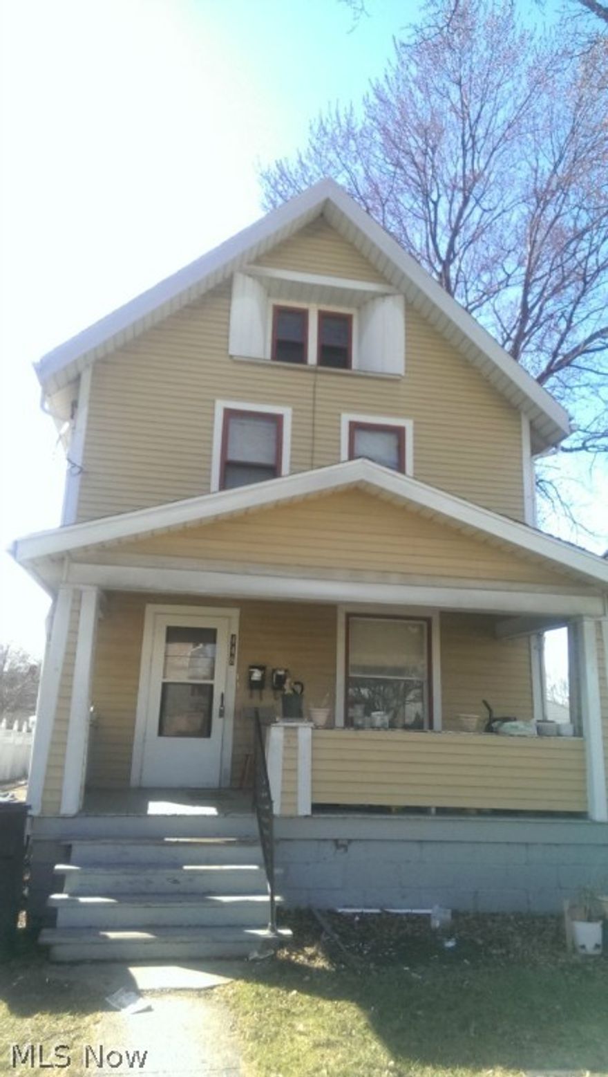 FREE HEAT!!  
Make sure to check out this spacious and recently renovated first floor apartment! Many different ways to utilize the space of this place, could be used as a studio or one bedroom! New paint, carpet and appliances! Lots of potential! No pets and no section 8.  All adult occupants must apply online for credit, background, eviction history screening.  $35 application fee.