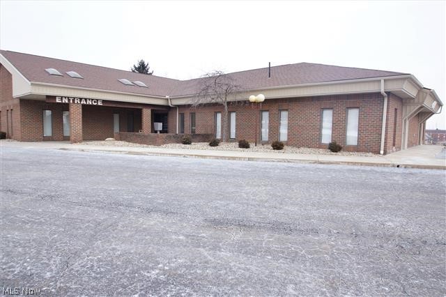 2,483 sf medical office in the Belden Village area (Jackson Twp.) located on a cul de sac. All brick building. Condo units have a waiting room, receptionist and office area, scheduling room, three exam rooms, operating room, lab, two offices, kitchen, three bathrooms and two utility rooms. Plenty of parking.