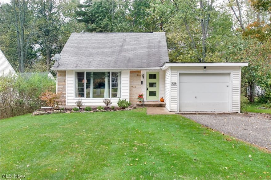 Adorable 3 bdrm 1 bath Ranch completely updated.  Refinished hardwood floors throughout, New modern kitchen with all appliances, laminate floor, updated bathroom.  freshly painted and decorated throughout.  Home warranty, with in walking distance to local attractions, Move in ready!