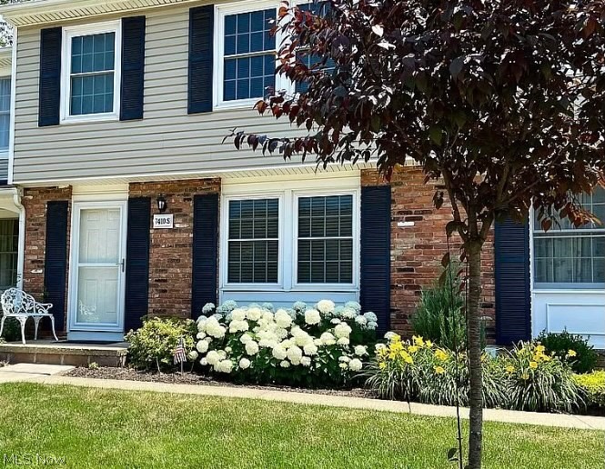 Welcome to the Chestnut Commons Community! This 3 bedroom, 1.5 bath townhome is move-in ready and has a spacious eat-in kitchen, nice size living room and partially finished basement with separate laundry area. All appliances stay and there is a one year home warranty.