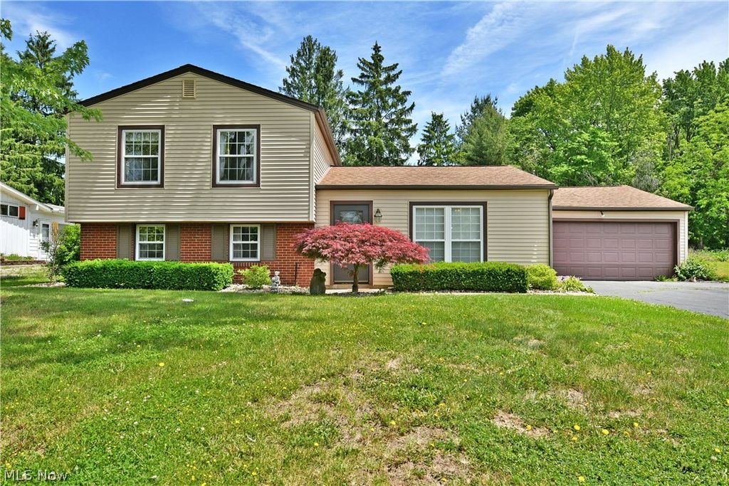 Photo of 566 Greenleaf Avenue NE, Warren, OH 44484 (MLS # 5214847)