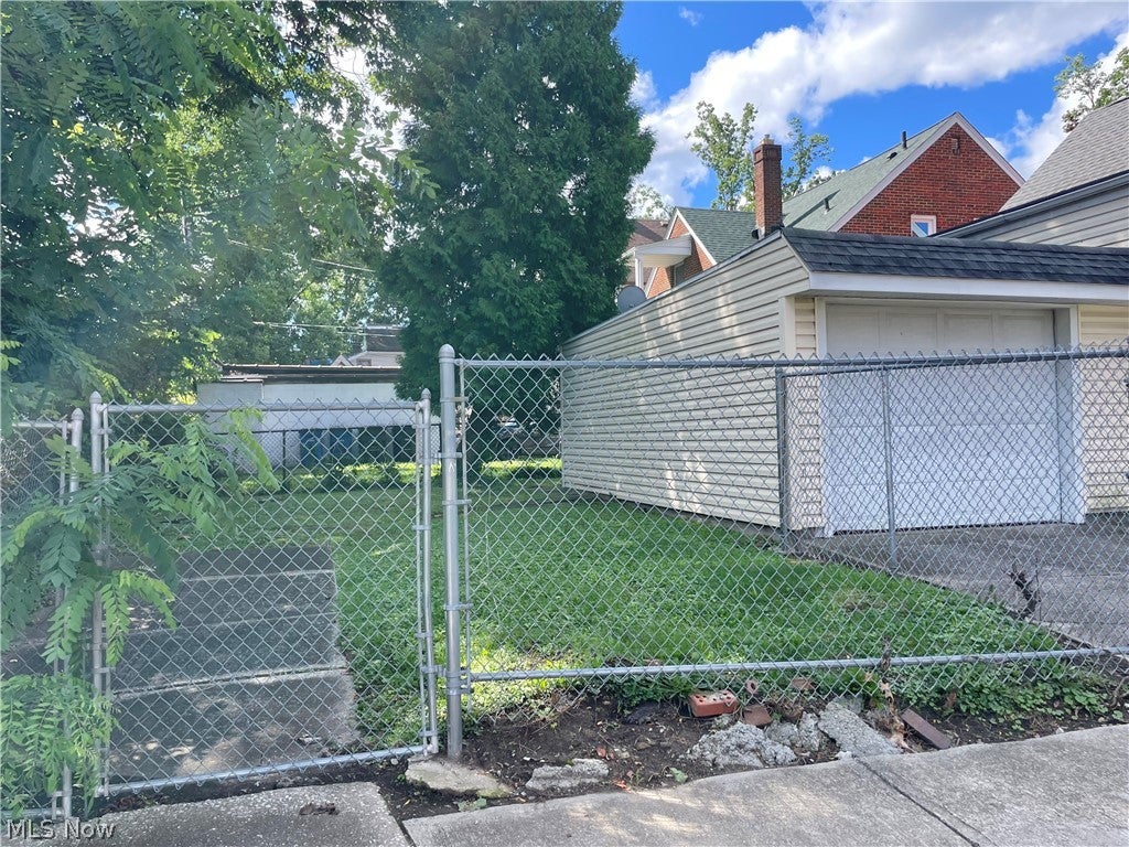 2763 E 124th Street