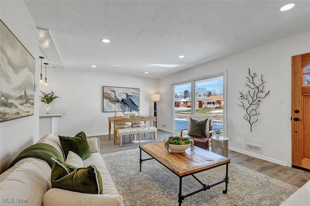 Photo of 15800 Steinway Boulevard, Maple Heights, OH 44137 (MLS # 5181437)