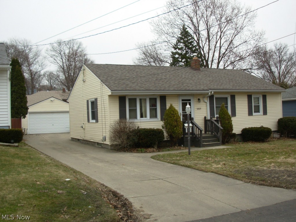 3 bedroom ranch on a one block-long quiet street. Fenced in back yrd, covered patio. Unfinished basement. 2 car garage.
Showings only after 4PM.