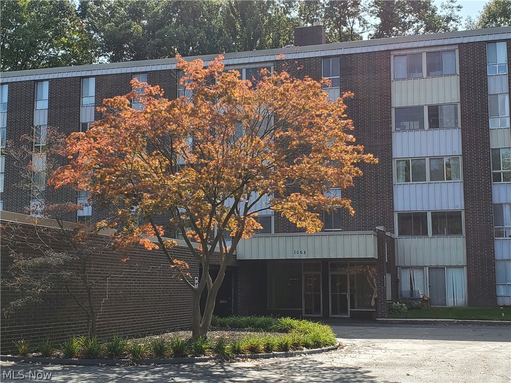 Rare opportunity for an end unit, 3 bedroom condo at Silver Lake Towers! This condo is absolutely gorgeous with many updates including new windows throughout (2014), laminate flooring (2012), stainless steel appliances (2015), electric panel, bath updates, kitchen hardware and lighting! Enjoy the views from your 3 season sunroom with 2 sets of sliders going into the living area.
Garage space #123, storage unit #48