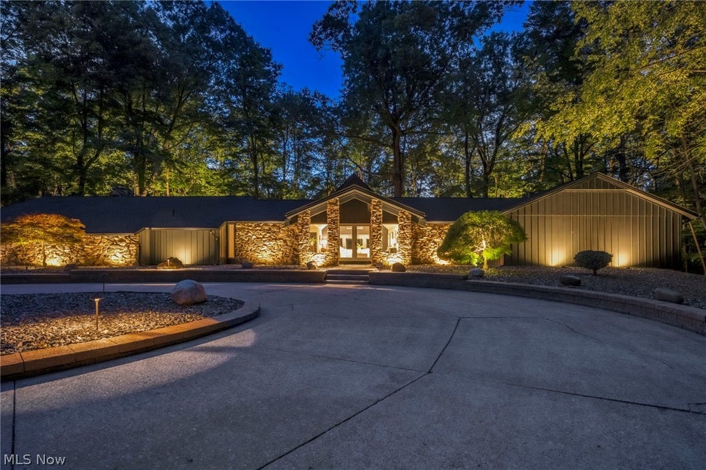 Photo of 11860 Ridgecliff Circle, Strongsville, OH 44136 (MLS # 5221874)