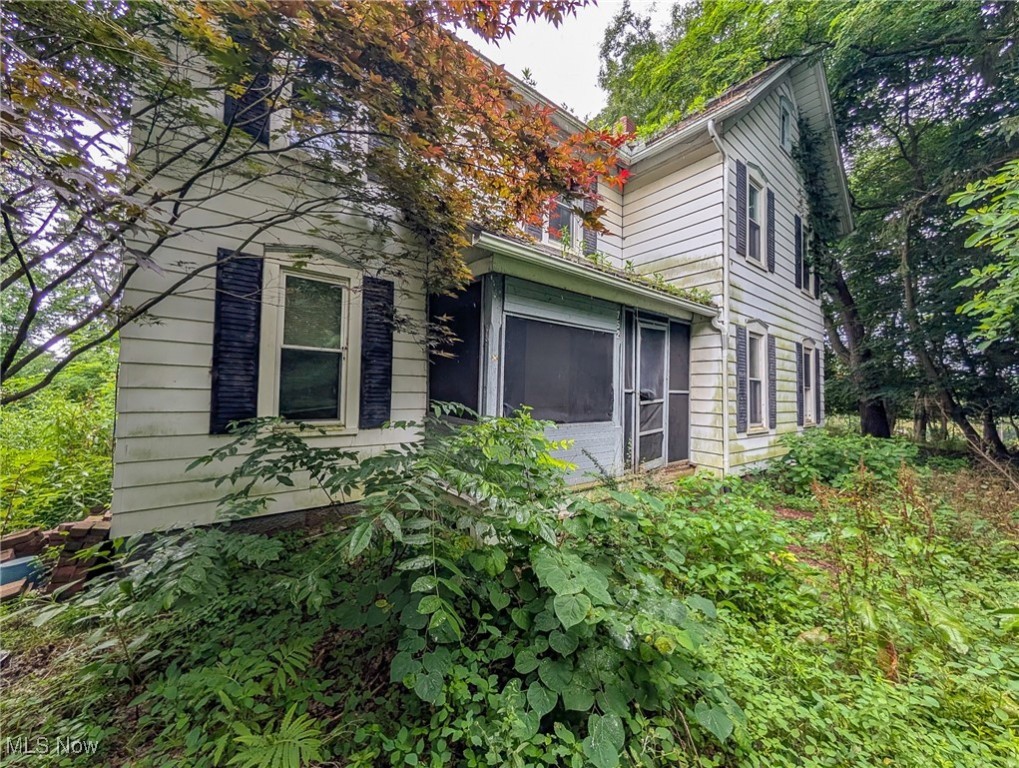 PRICED BELOW TAX VALUE. 1900 Farm house, 5 bedroom 2 bathroom on a rolling 11.361 acres with public utilities. House is definitely a fixer upper and is priced accordingly
BE CAREFUL.......There is a pool in the backyard . Yard is overgrown . Don't want anyone to fall in it