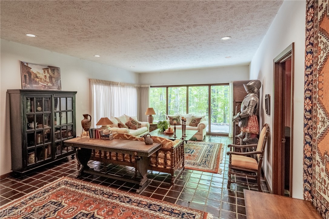 10576 Hemlock Ridge Drive, Chardon, Ohio image 4