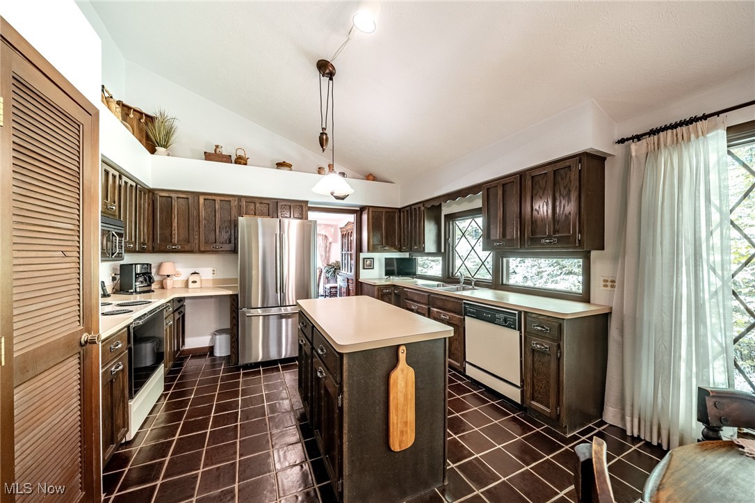 10576 Hemlock Ridge Drive, Chardon, Ohio image 11