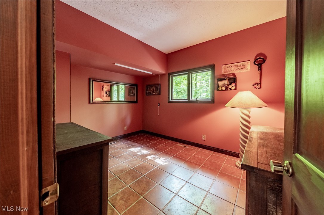 10576 Hemlock Ridge Drive, Chardon, Ohio image 21