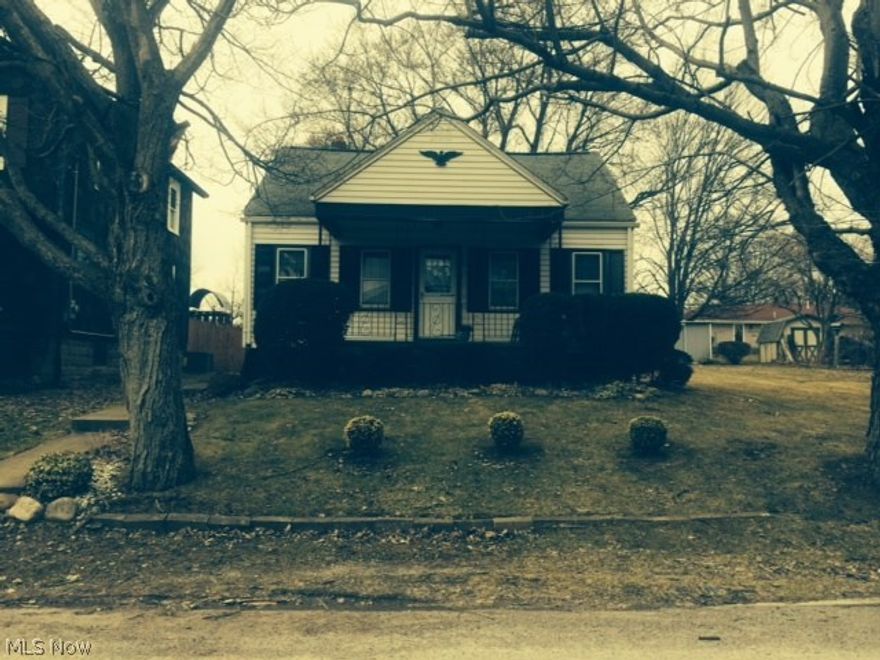 Priced to sell. 2 bedroom ranch bungalow with full basement. Possibe 3 rd bedroom can be finished in attic. Extra 40X120
lot goes with the property which woould be great for gardening and landscaping.