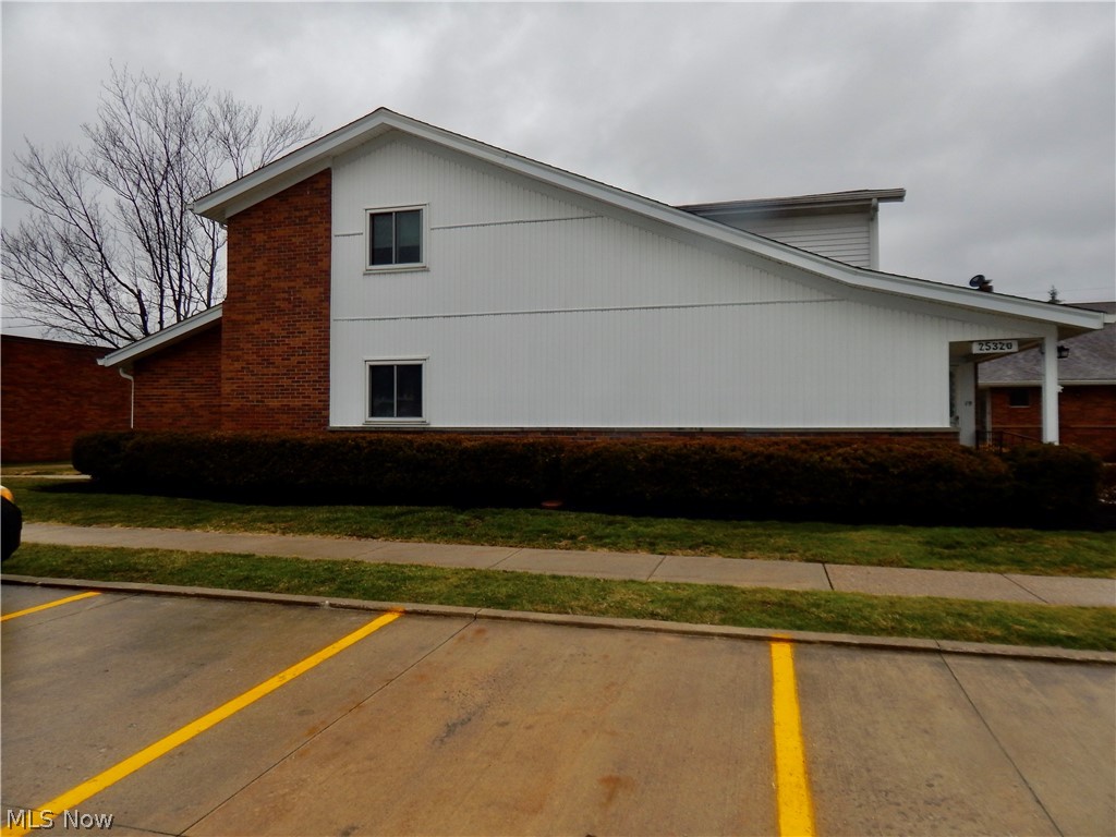 Country Club Condo - Residential