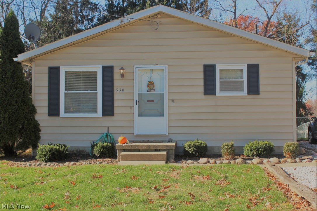 Comfortable Ranch home, with open floor plan!! Updated bathroom, Rec room adds additional living space located in lower level. Nice sized eat in kitchen and living room with newer laminate flooring. Perfect starter home or easy downsize with waterproofed basement and two sump pumps. Newer windows and newer hot water tank with updated wiring in 2010. Come see!!!