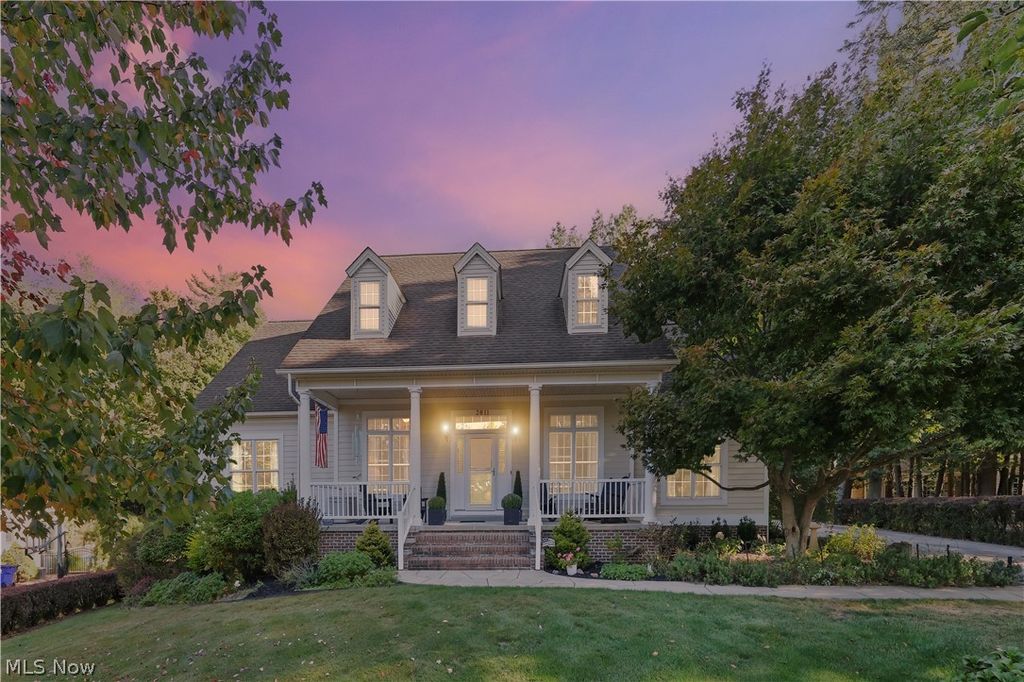 Photo of 2011 E Swan Lake Circle, Kent, OH 44240 (MLS # 5198216)