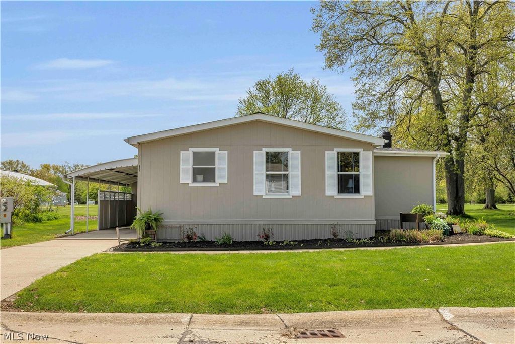Photo of 17 Trolleyview Lane, Olmsted Township, OH 44138 (MLS # 5202384)