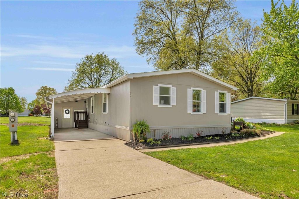 Photo of 17 Trolleyview Lane, Olmsted Township, OH 44138 (MLS # 5202384)