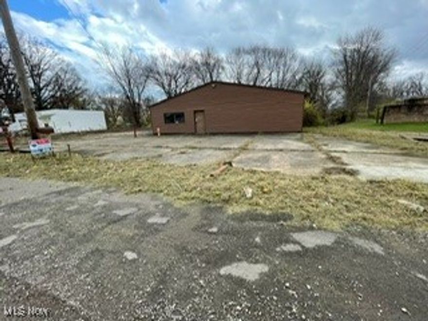 Great high traffic location in Perry TWP one site parking.  Price includes all remaining fixtures. Currently set up as bar/nightclub. Zoned industrial. Per Perry Twp many other uses allowed and document, attached in MLS. Nice open space, walk out basement.
Endless opportunity. Sold as is.