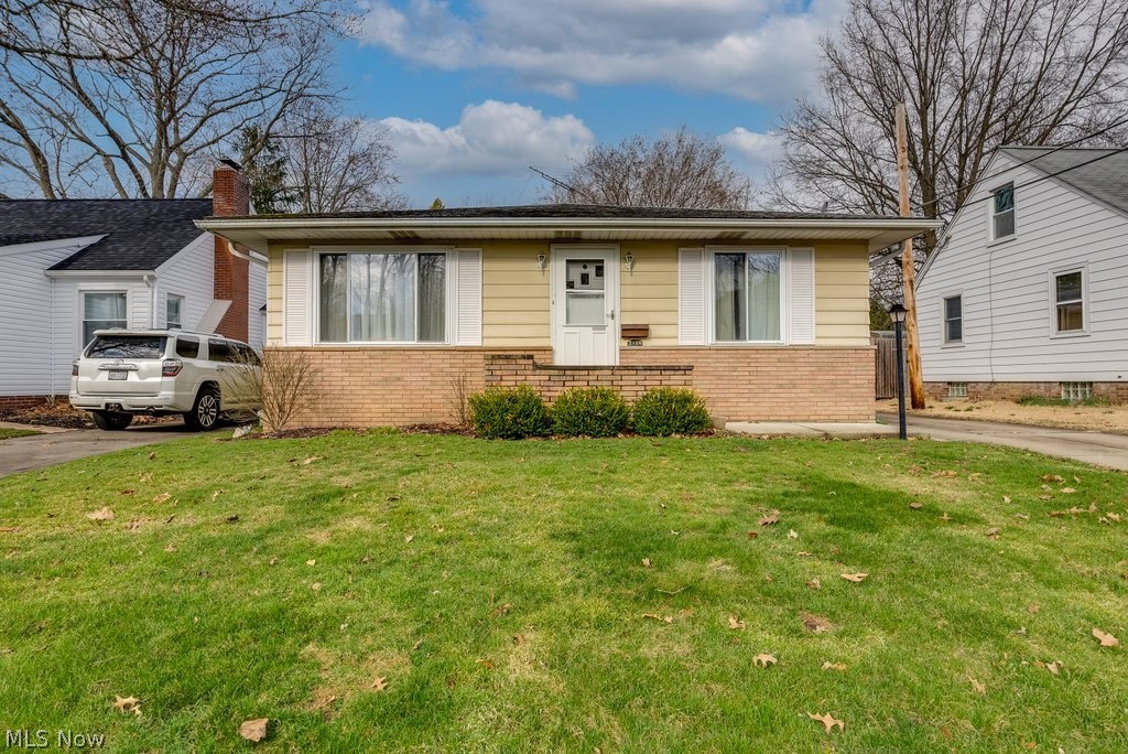 Great opportunity for a RANCH in the Falls! It's move-in ready and immaculate. Hardwood floors throughout. 3 bedrooms, 2 full baths and a 1/2 bath off of the master bedroom. 2nd full bath is located on the lower level. The eat-on kitchen has ample counter space and cabinet space, gas Whirlpool stove, garbage disposal, and dishwasher.
2 car detached garage. The FULL basement has additional storage space, and laundry hookups. AC/Furnace 2004 and HWT 2020. NEW Waterproofing completed JUNE 2022. New roof (coming soon). Close to restaurants, stores, public transportation, and highways. America's Preferred HOME WARRANTY included.
This home is just waiting for you to give it your personal touch!