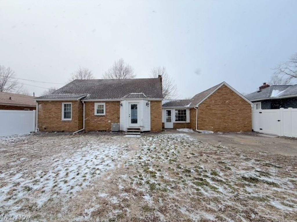 Photo of 913 Oak Street NW, New Philadelphia, OH 44663 (MLS # 5186813)