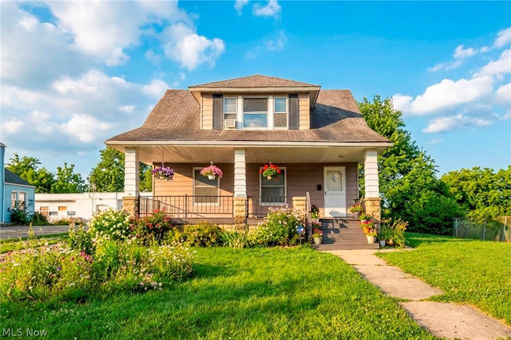 Photo of 15264 Broadway Avenue, Maple Heights, OH 44137 (MLS # 5190431)