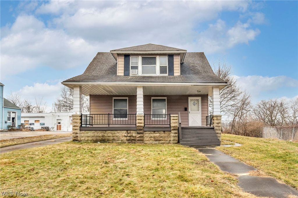 Photo of 15264 Broadway Avenue, Maple Heights, OH 44137 (MLS # 5190431)