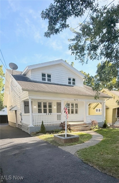 525 Ravenwood is a must see that is located in Youngstown, OH. This charming conventional-style home offers 5 bedrooms and 2 bathrooms within . The property boasts a spacious layout with a first-floor master bedroom, massive living and dining room area providing convenient living options. The kitchen is generously sized, and the home includes a full basement, offering ample storage and potential for additional living space.
Recent Updates:
This residence has undergone significant updates to enhance its appeal and functionality. The installation of all-new windows ensures improved energy efficiency and natural light throughout the home. Fresh paint has been applied to both the interior and exterior, providing a clean and modern aesthetic along with a new driveway. New flooring has been laid, offering durability and a contemporary look. Additionally, new mechanicals, updated light fixtures have been installed, complementing the home's refreshed ambiance. These improvements contribute to a move-in-ready condition, making it an attractive option for both renters and potential buyers.