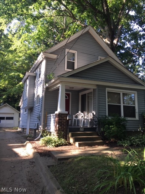 Convenient location KSU and Downtown Kent District.
Featuring hardwood living and dining, full size kitchen, first floor bedroom, two bedroom full bath up.
Full basement with washer and dryer. Enjoy the front porch, rear yard area.