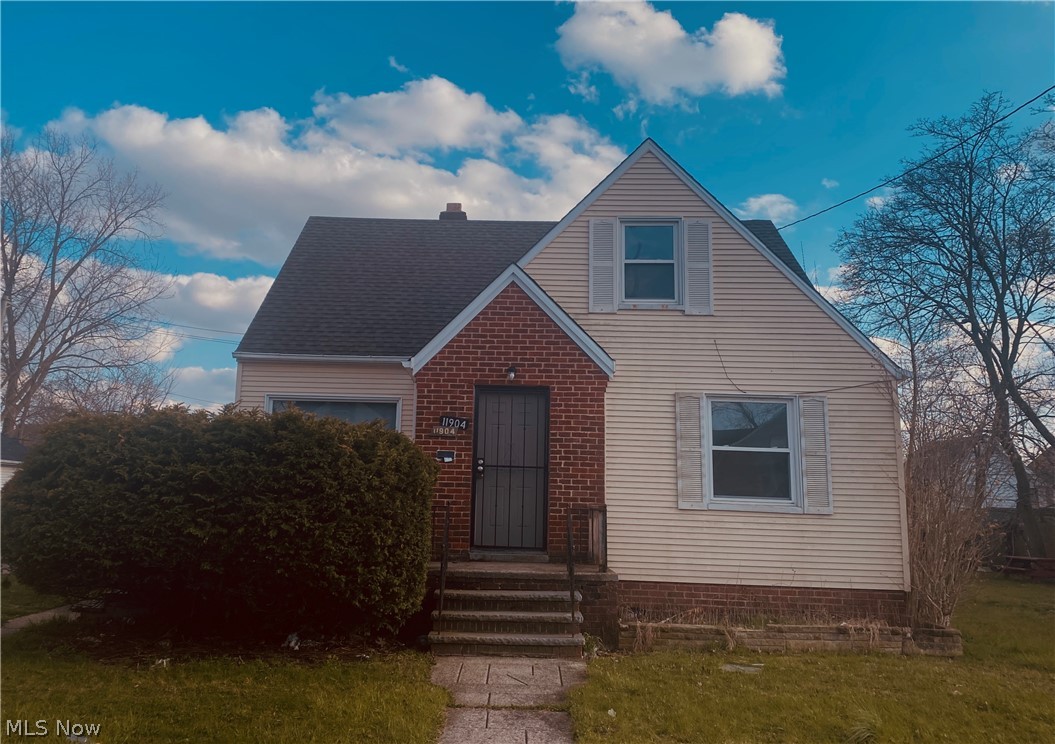Beautiful, large kitchen with plenty of natural light. Perfect for the owner occupant or the investor.
This 1,439 square foot house sits on a 7,200 square foot lot and features 3 bedrooms and 1.5 bathrooms.