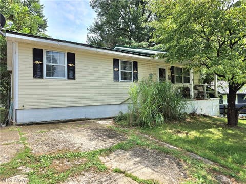 Homes For Sale - 210 E 10th Street<br/> Wood County, Williamstown, WV 26187