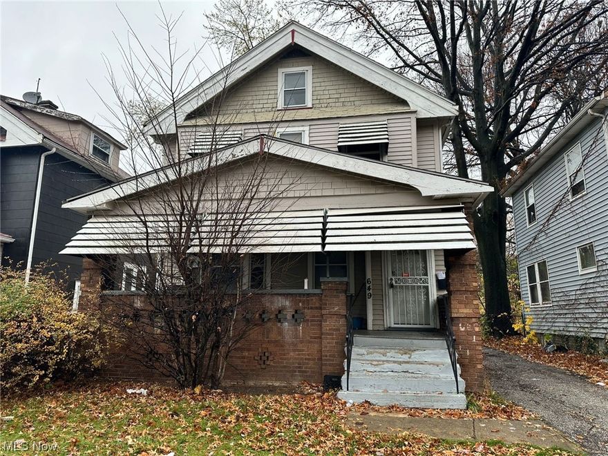 Investors, well maintained 3 bedroom plus 1.5 baths. Home Warranty provided by the seller. Well located near public transportation and I-90.