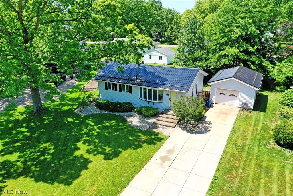 Photo of 182 Shirley Lane NW, Warren, OH 44483 (MLS # 5213090)