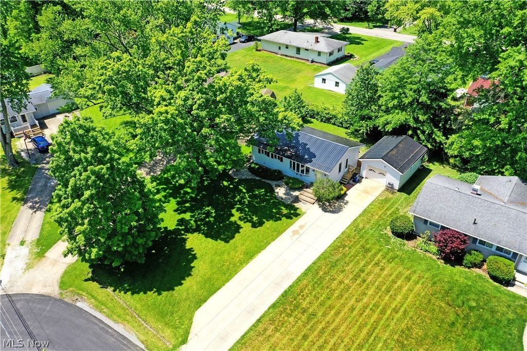 Photo of 182 Shirley Lane NW, Warren, OH 44483 (MLS # 5213090)
