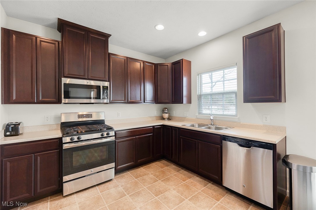 3490 Shadow Ledge Drive, Twinsburg, Ohio image 2