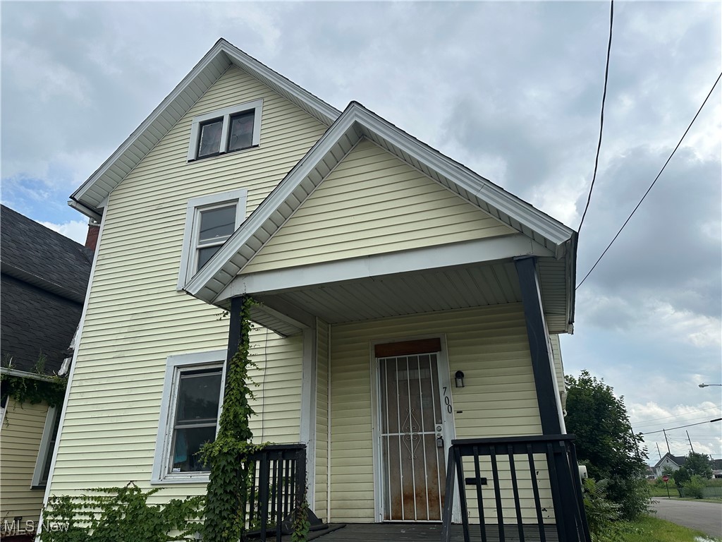 Don't miss this fantastic opportunity to own a classic colonial just minutes from the heart of Downtown. Nestled in Canton City School District, this home offers incredible potential for renovation and customization. Perfect for Investors looking to add to their portfolio or homeowners ready to add their own touch. Schedule your showing today!